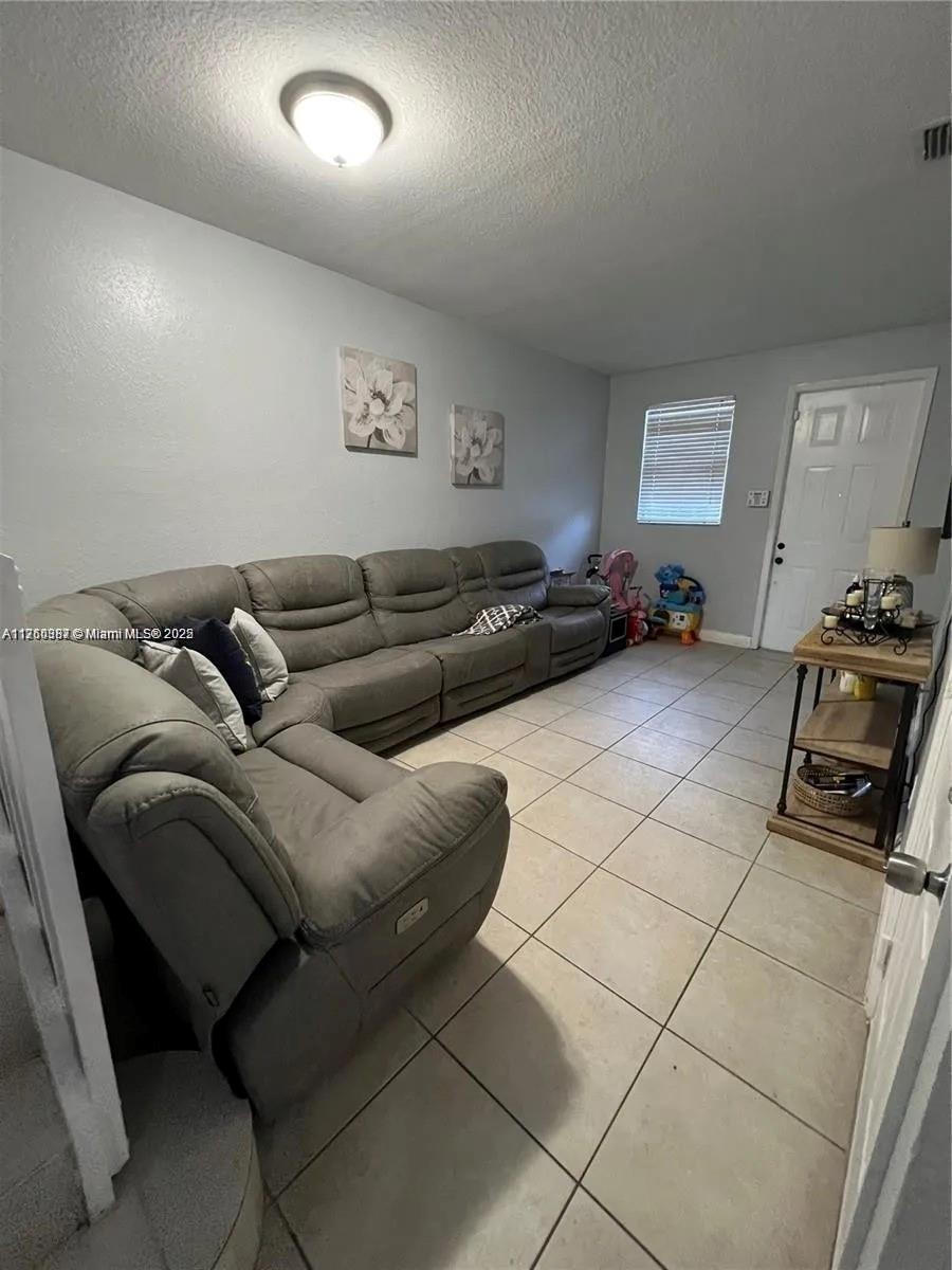 427 Ne 21st Ter 427 Property Photo 3