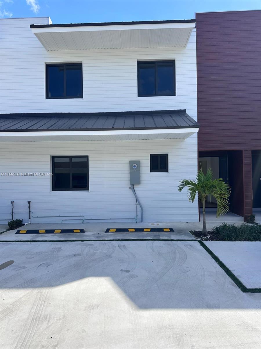 936 NW 10th St Property Photo 1