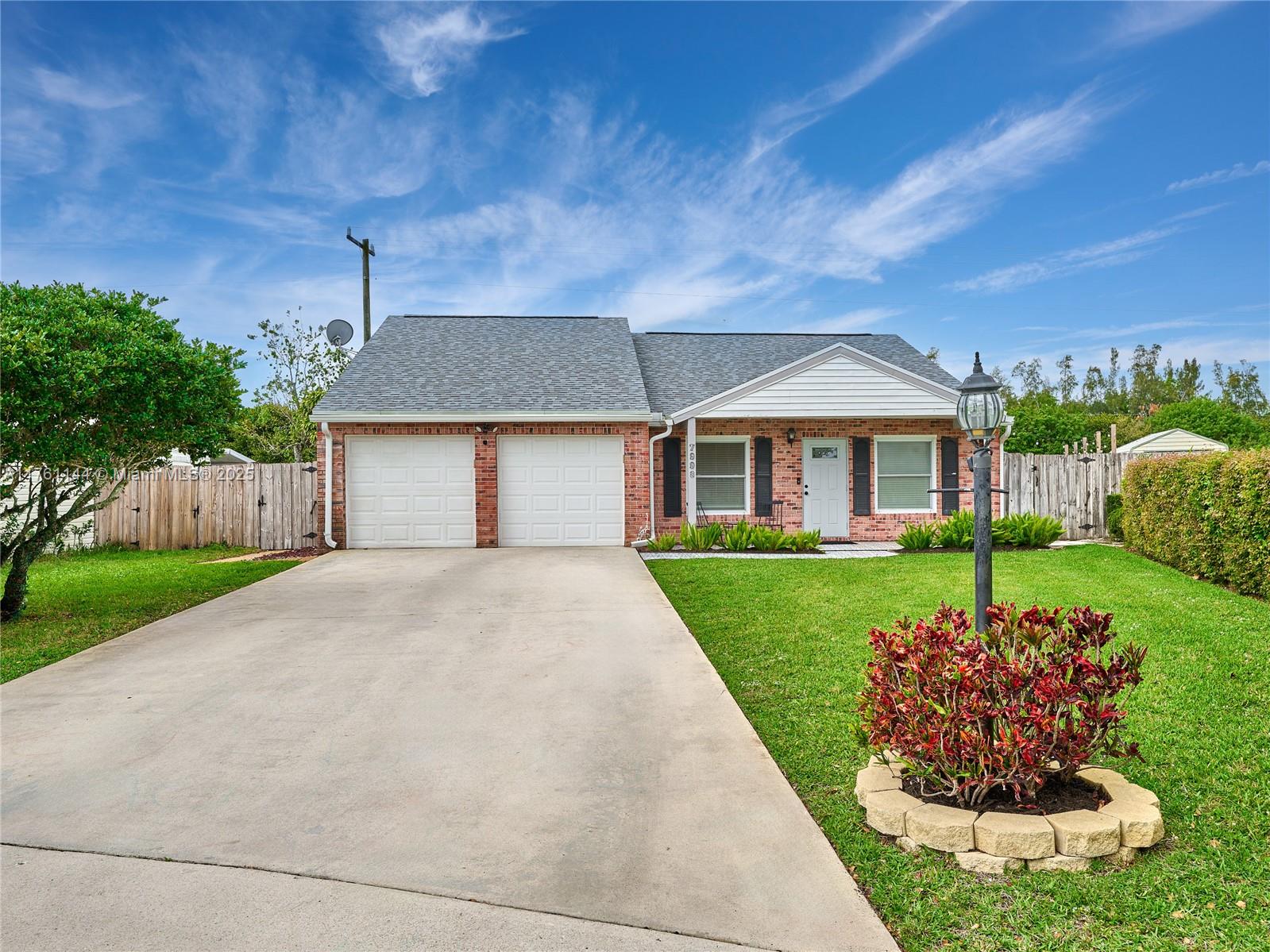 7998 Ridgewood Dr Property Photo