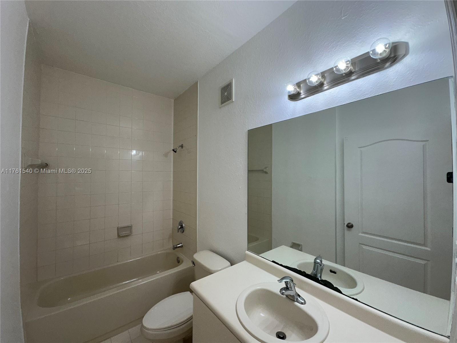 1663 Se 27th Dr 103 Property Photo 13