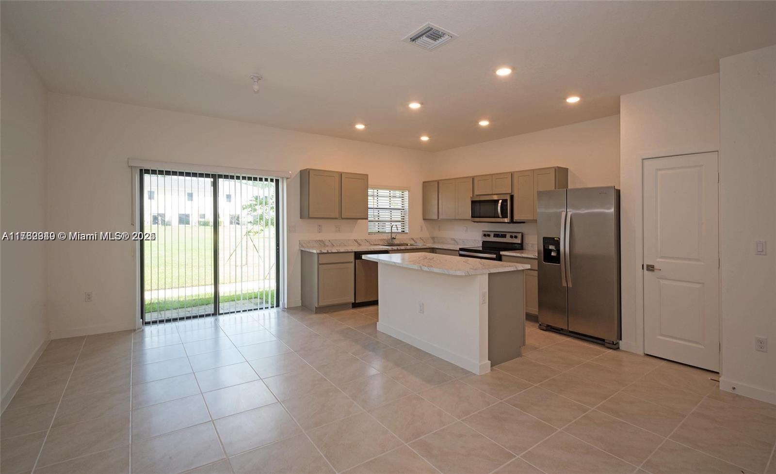 766 Sw 12th Street Property Photo 4