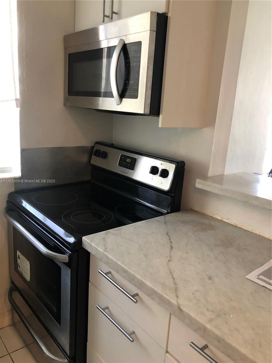 1611 Euclid Ave 9 Property Photo 3