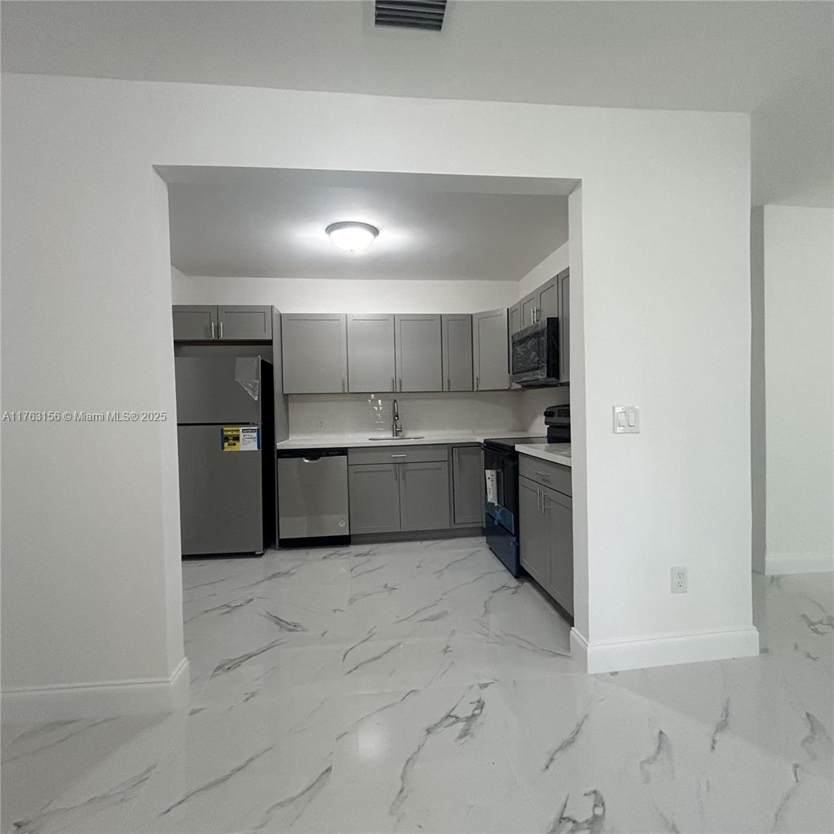 205 Seaman Ave Property Photo 6