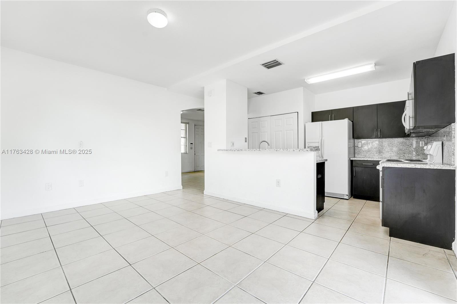 1555 Ne 33rd Rd 109-2 Property Photo 8