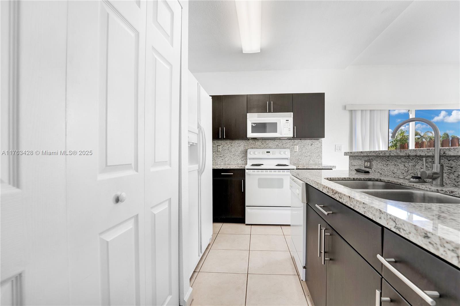 1555 Ne 33rd Rd 109-2 Property Photo 11