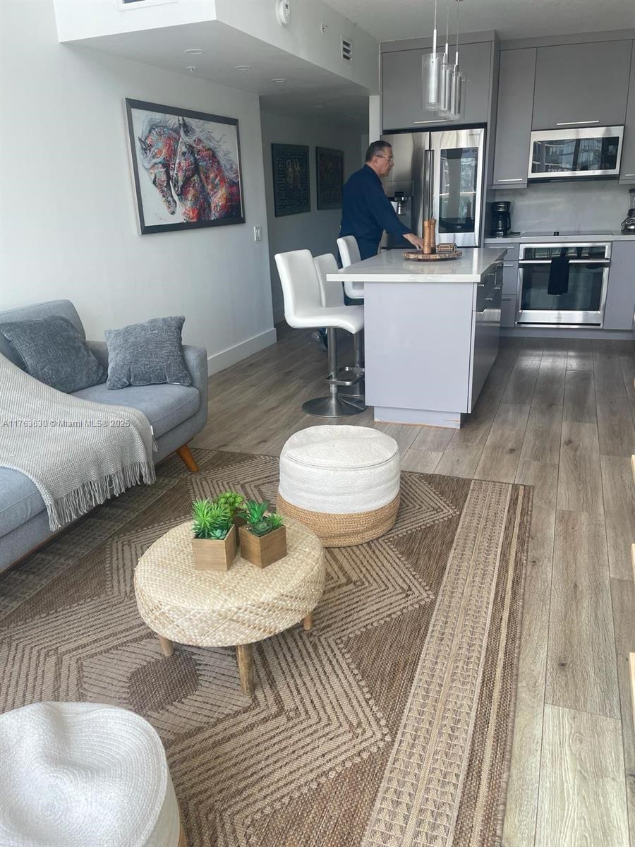 41 Se 5th St 2212 Property Photo 3