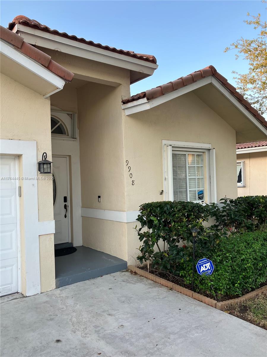 9908 Nw 76th St Property Photo