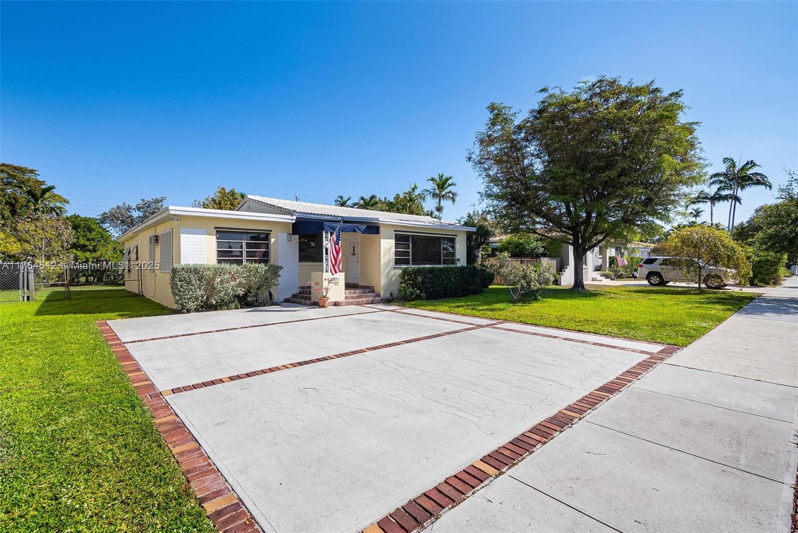 1051 Oriole Ave Property Photo