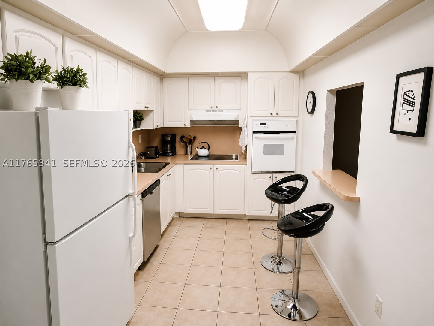 19390 Collins Ave 312 Property Photo 6