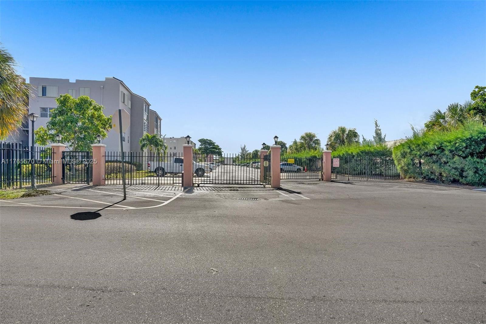 2811 Somerset Dr 405 Property Photo 37