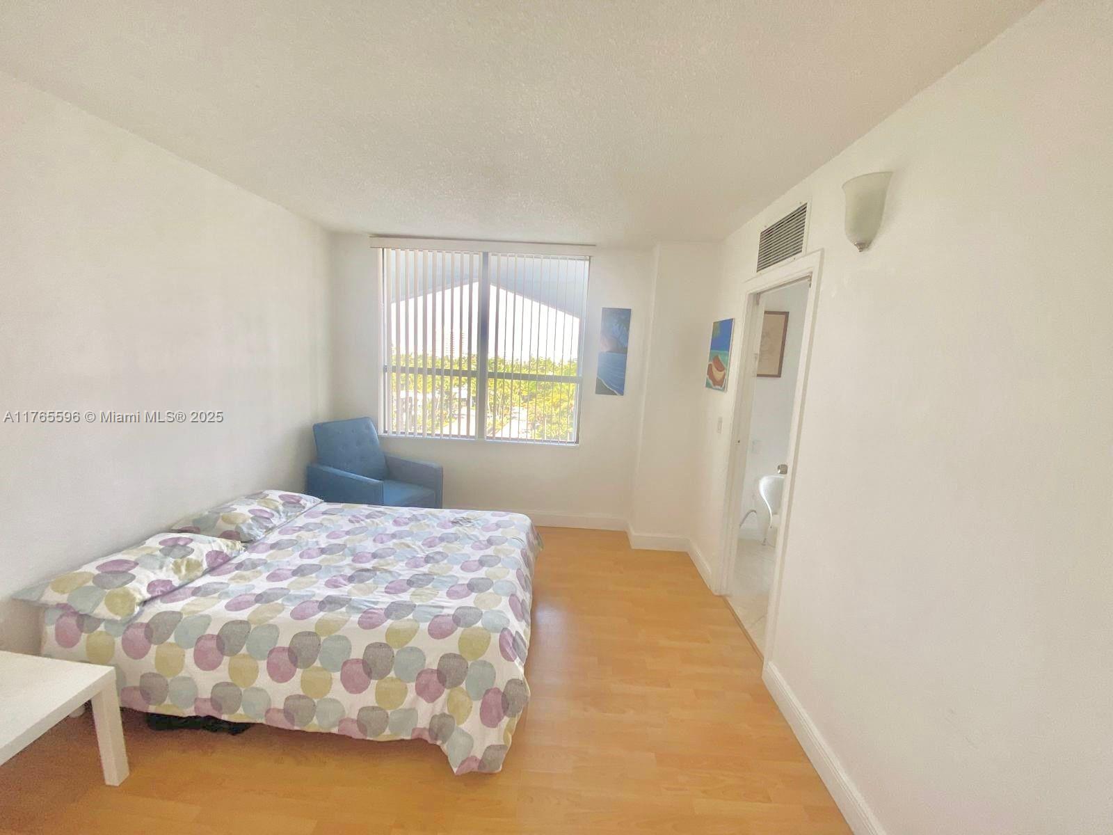 9801 Collins Ave 8m Property Photo 8
