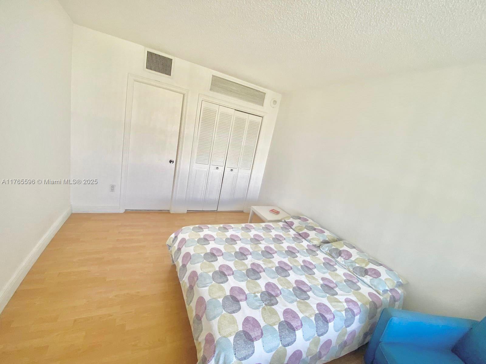 9801 Collins Ave 8m Property Photo 12