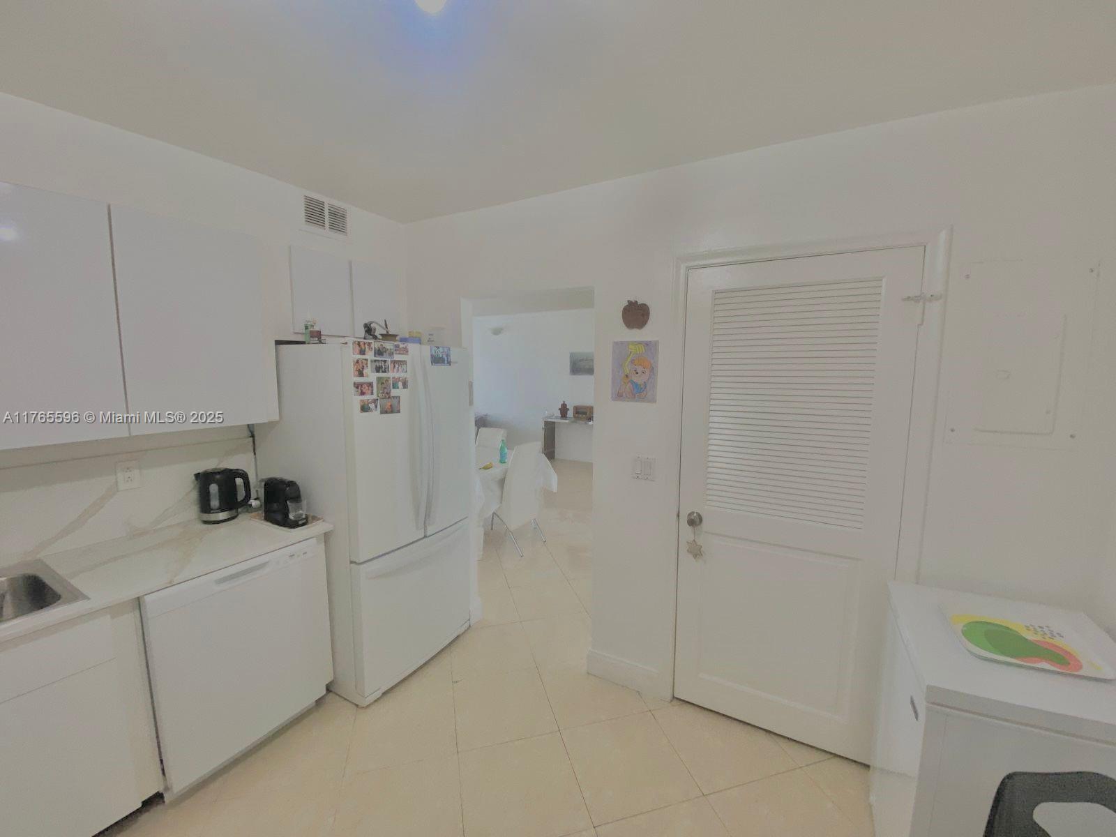 9801 Collins Ave 8m Property Photo 27
