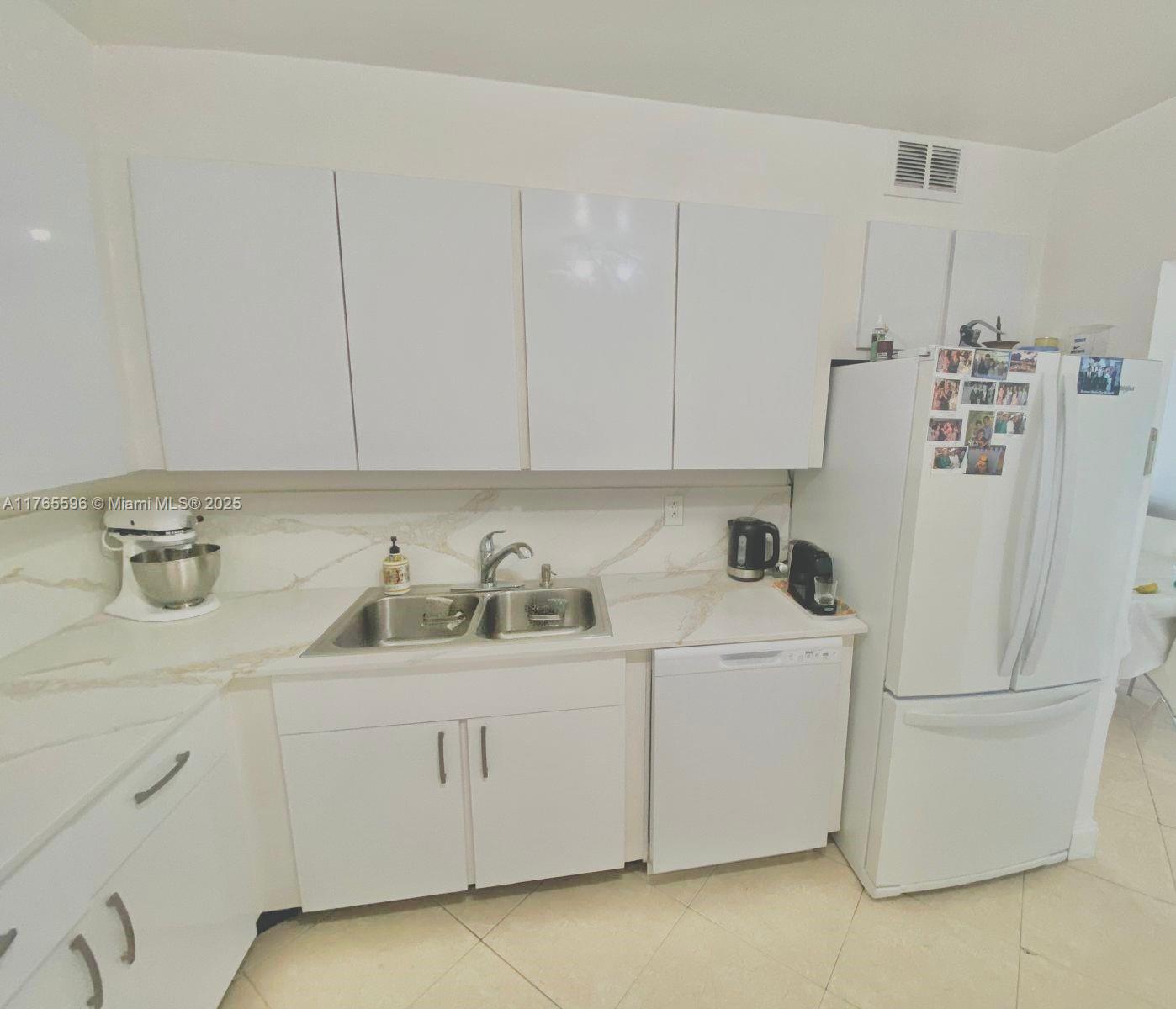9801 Collins Ave 8m Property Photo 28