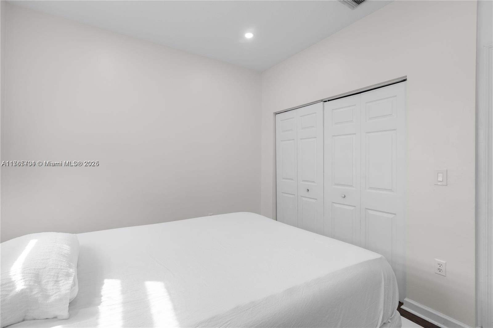 1073 Ne 41st Ter Property Photo 20