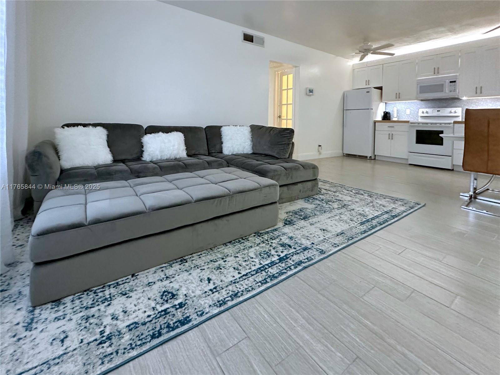 2201 Ne 66th St 1301 Property Photo 2