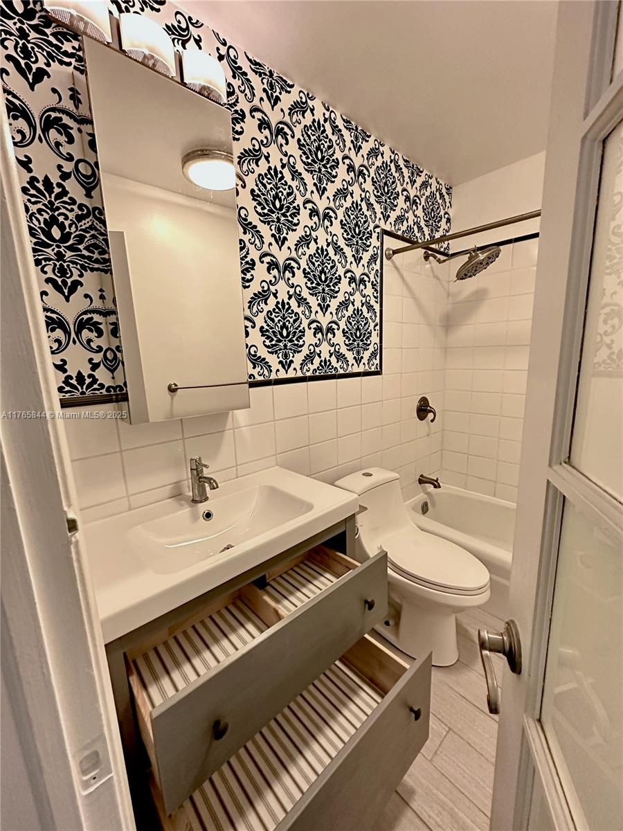 2201 Ne 66th St 1301 Property Photo 7