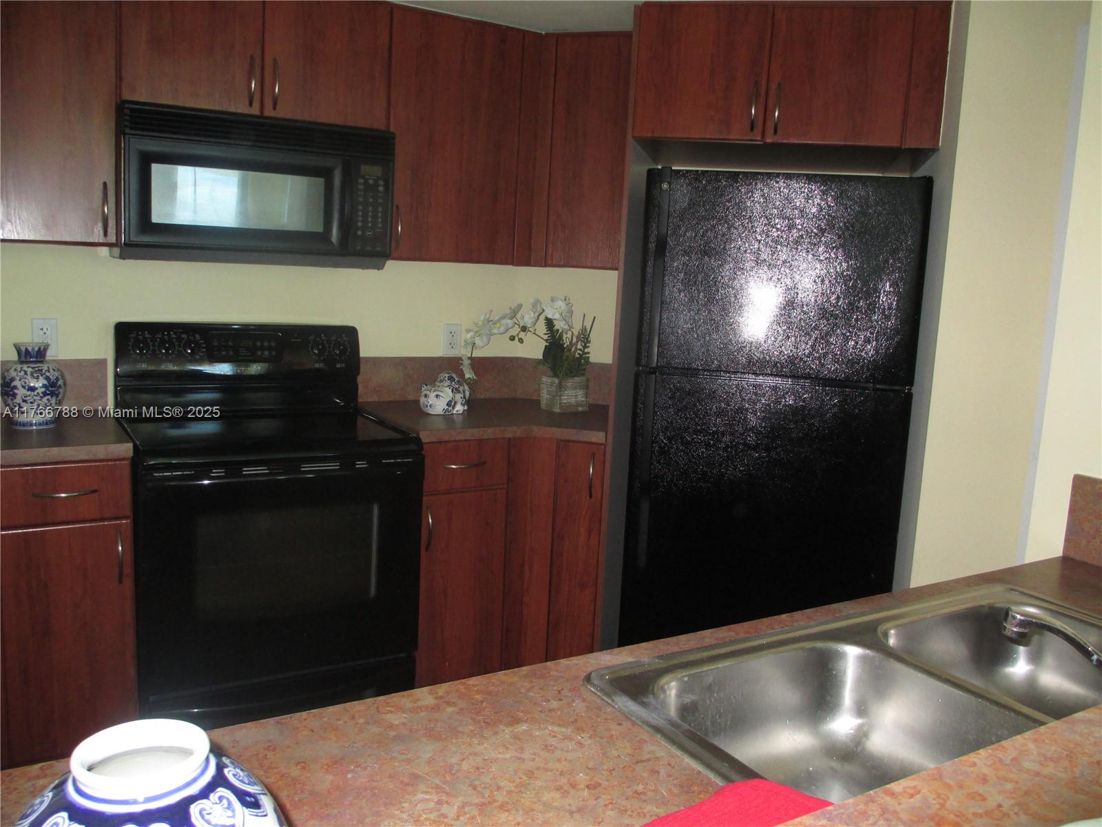 9201 Collins Ave 1021 Property Photo 6