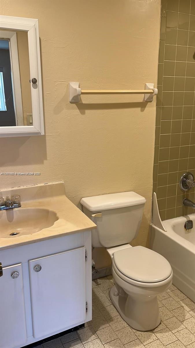 8060 Fairview Dr 208 Property Photo 4