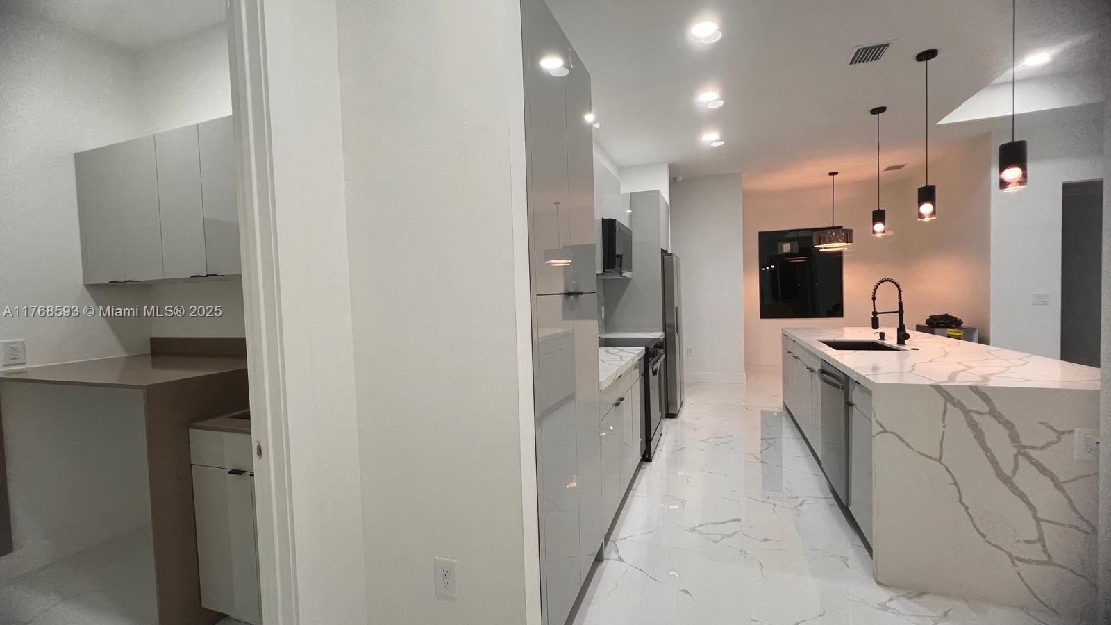2122 Ne 14th Pl Property Photo 6