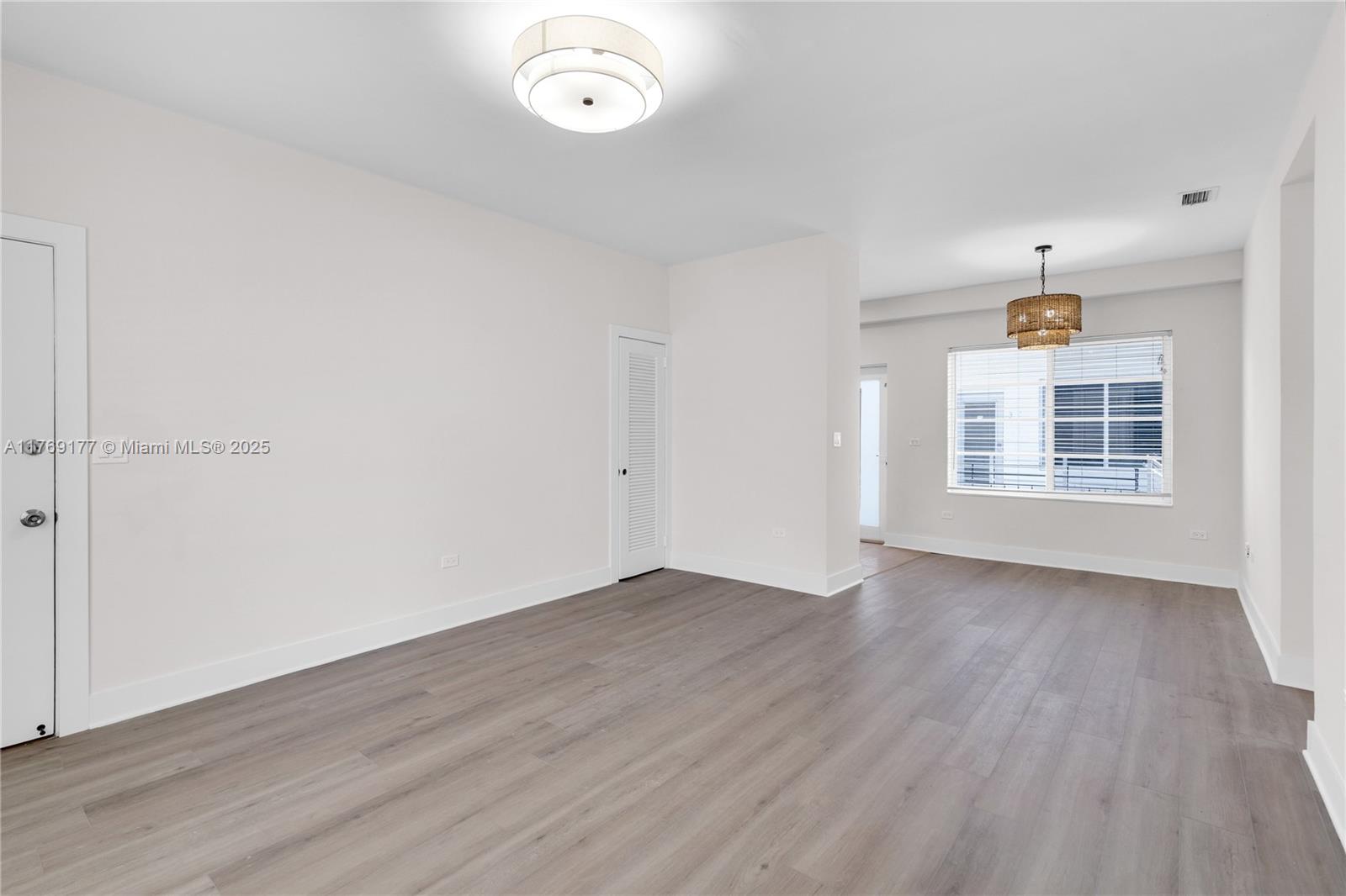1471 Lincoln Ter Property Photo 6