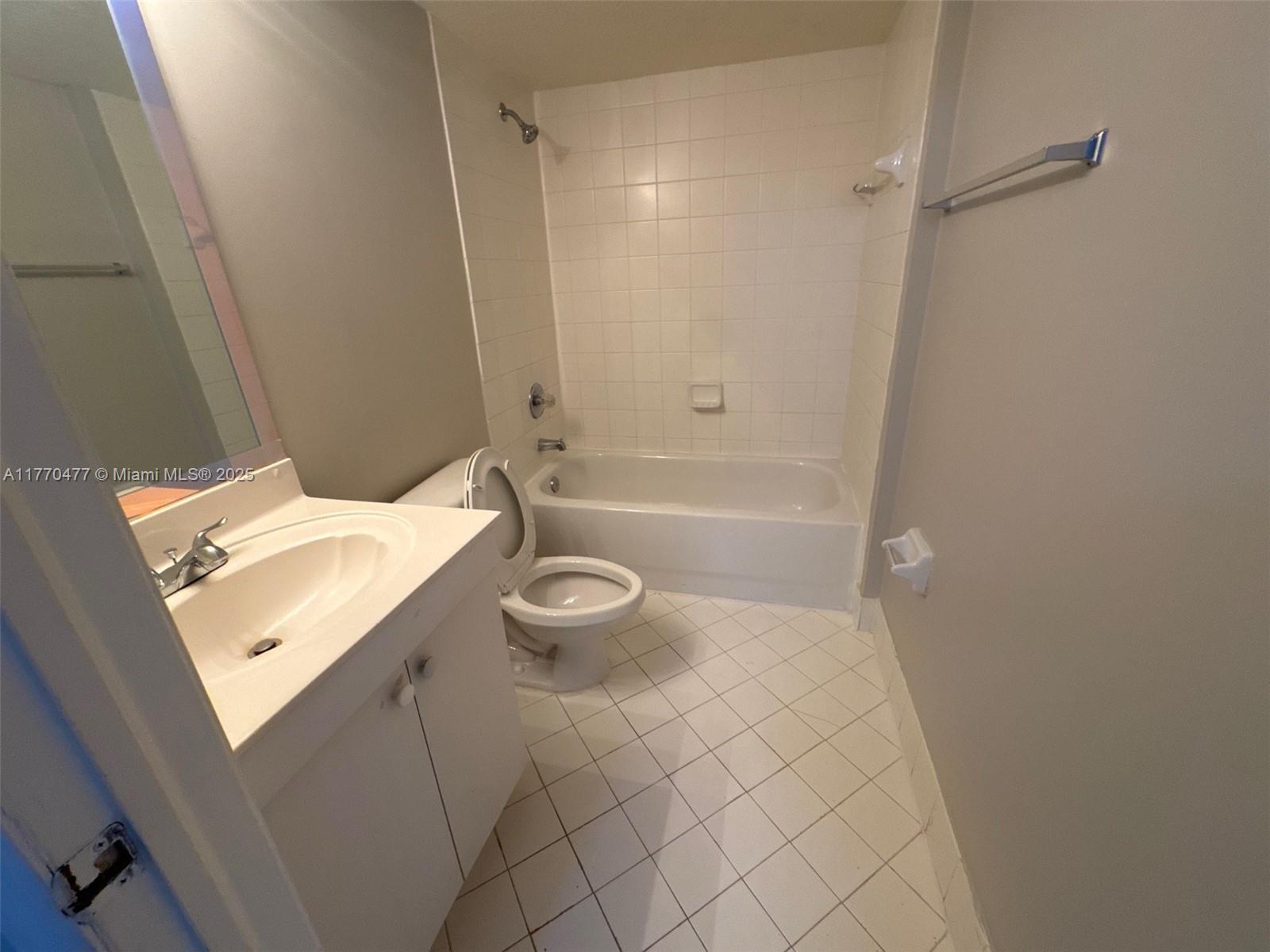930 Ne 33rd Ter 102 Property Photo 8