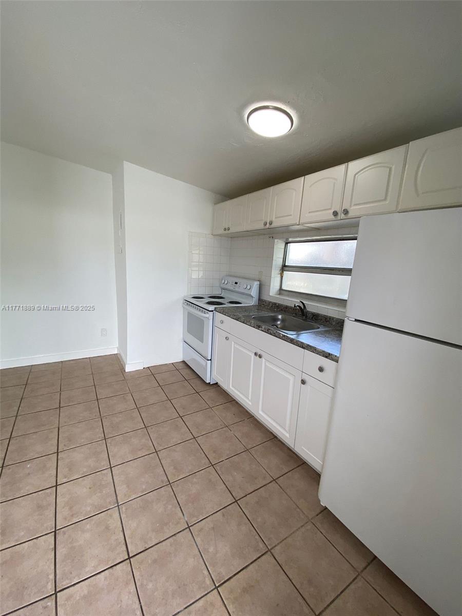 2555 Ne 181st St B Property Photo 1