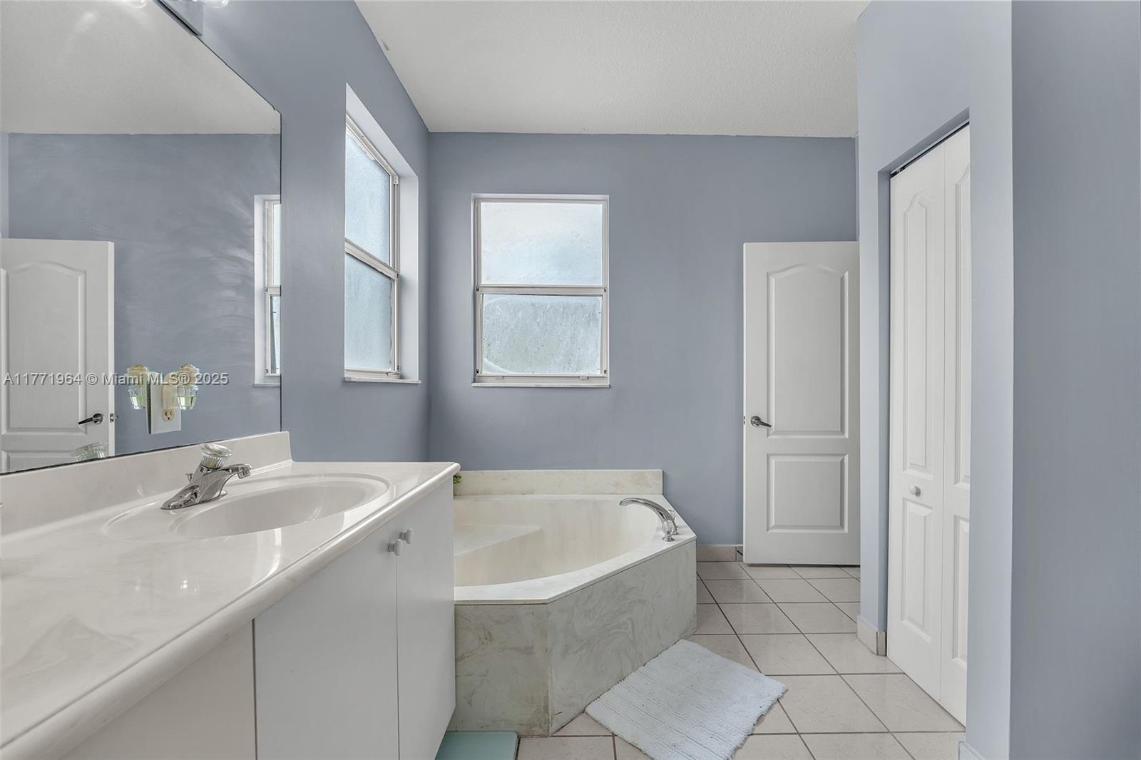 2260 Ne 37th Ter Property Photo 35