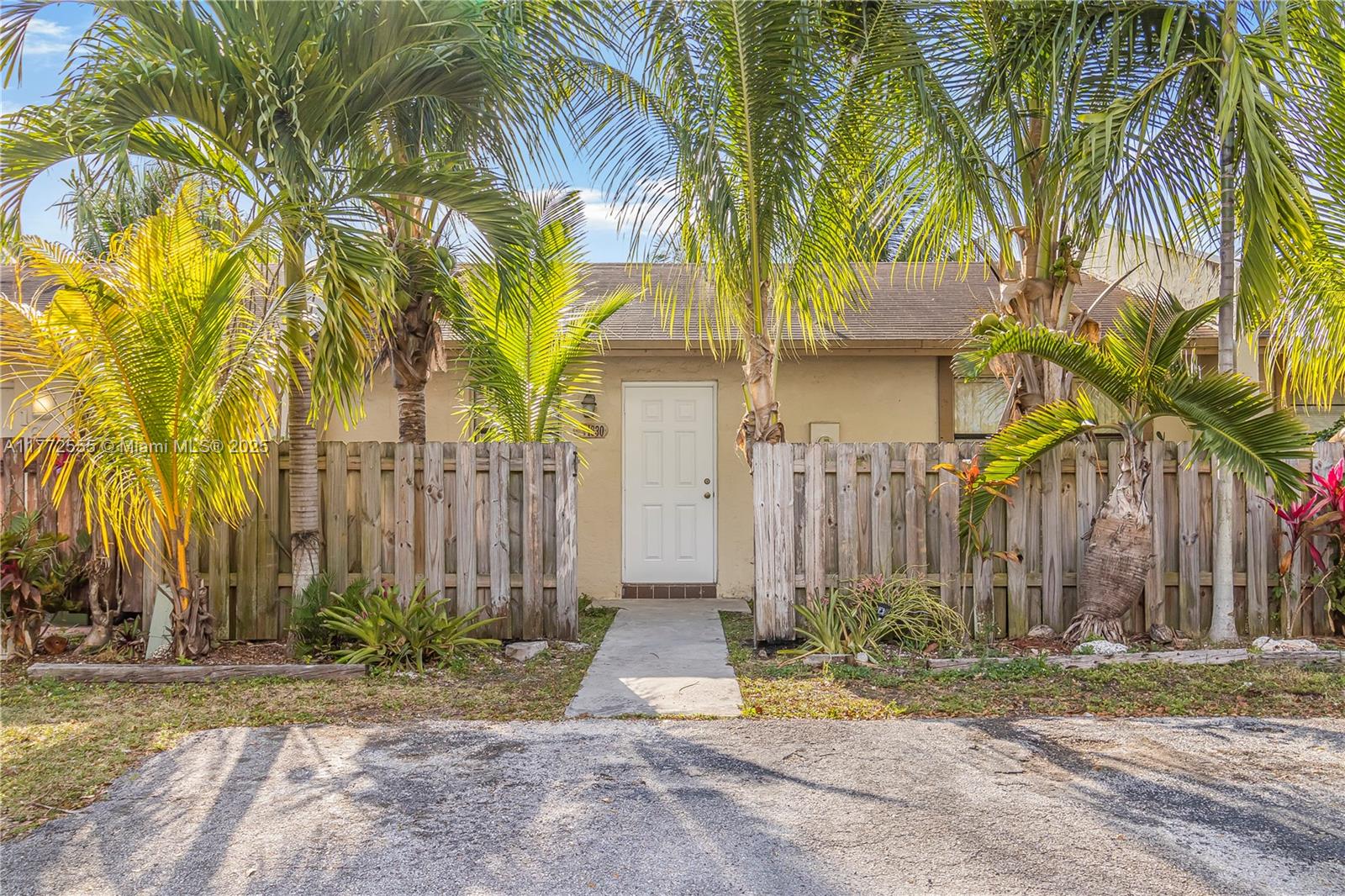 1630 Sandpiper Blvd - Property Photo 2