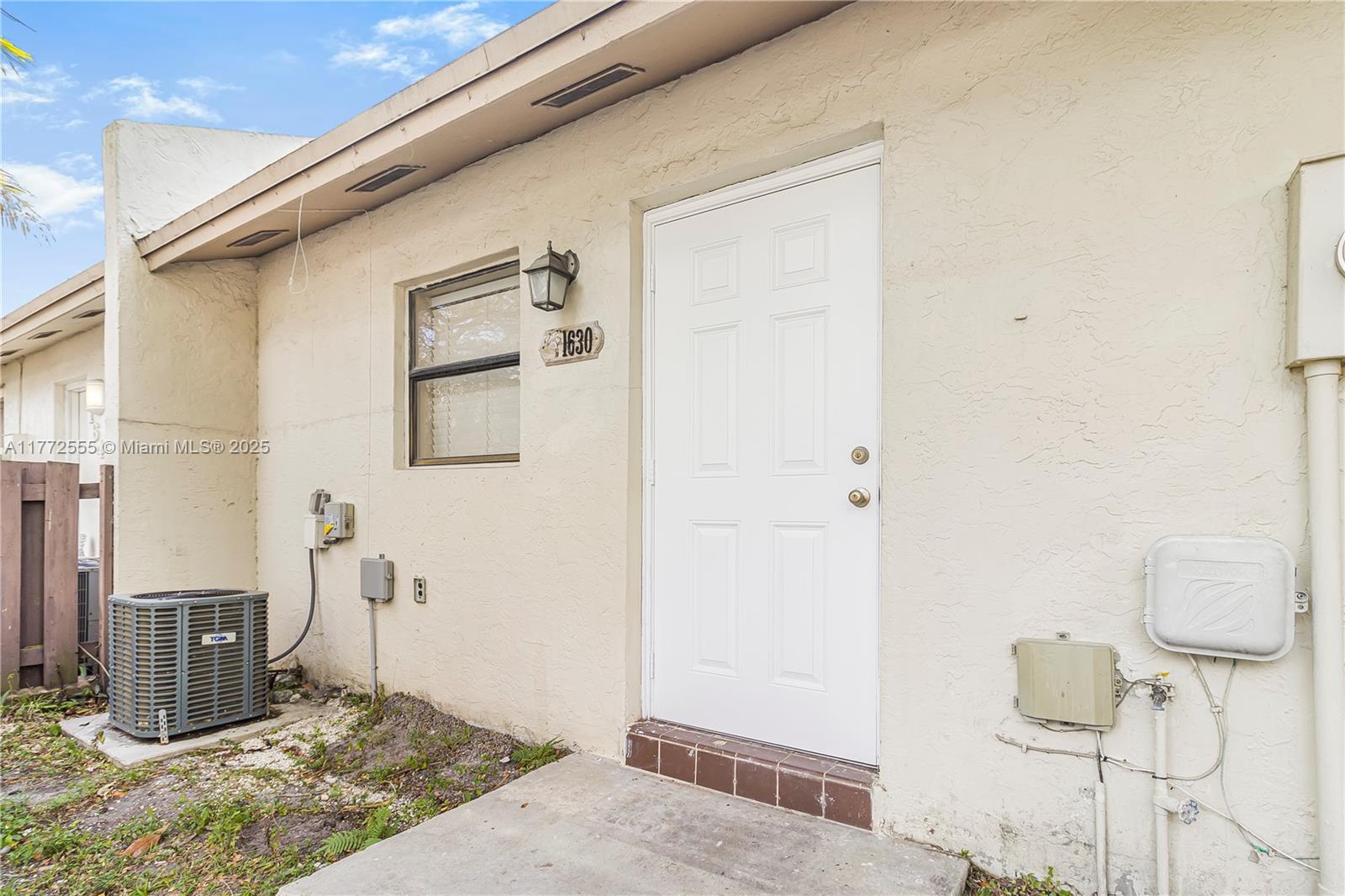 1630 Sandpiper Blvd - Property Photo 3