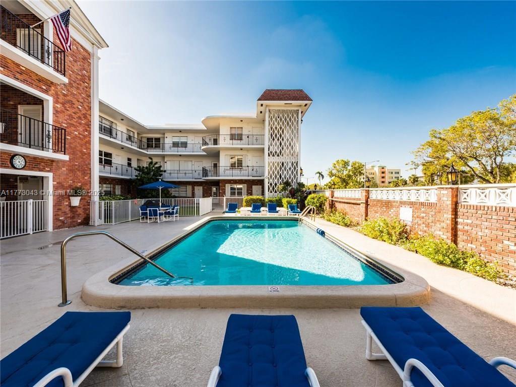 2340 Ne 9th St 210 Property Photo 1