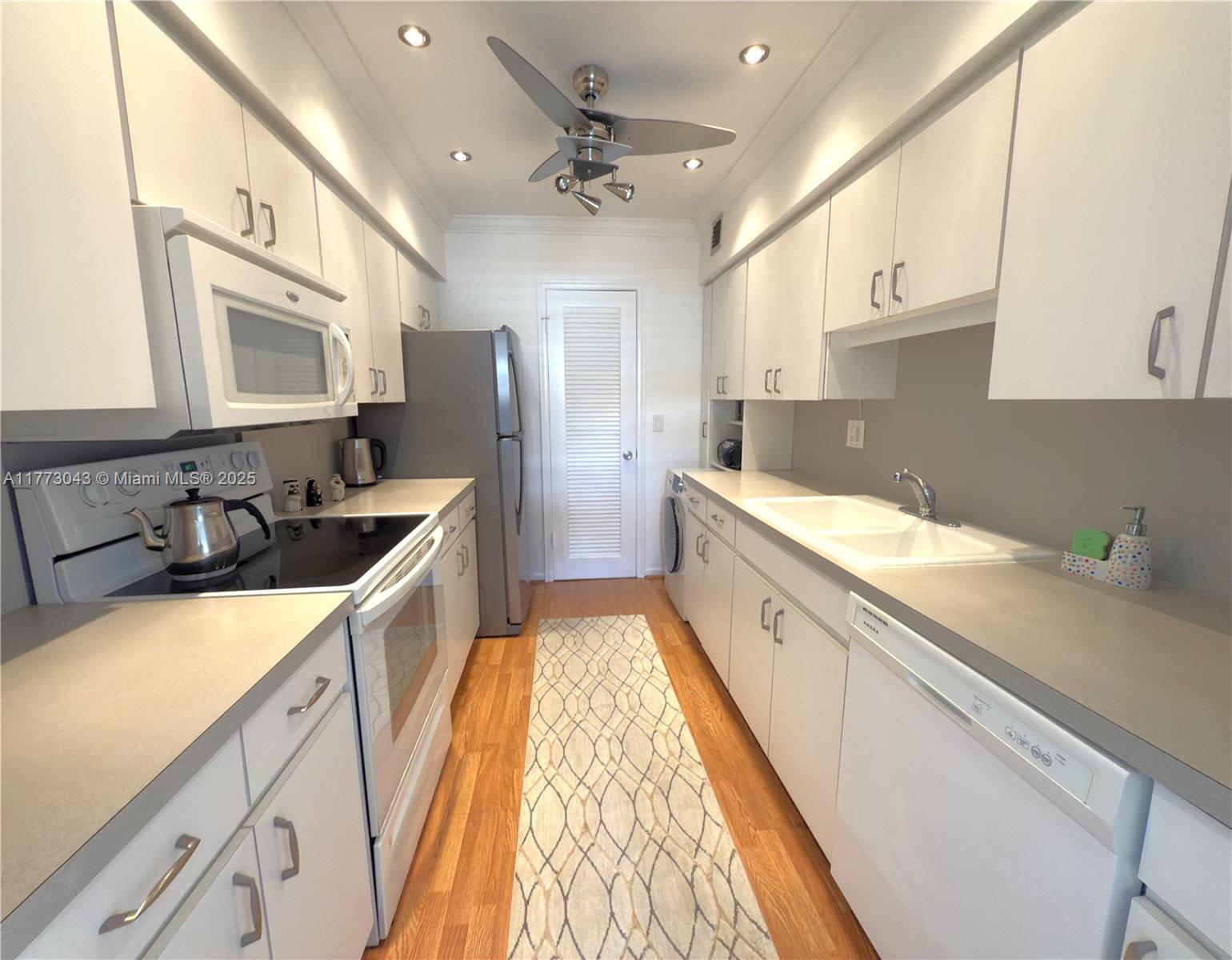 2340 Ne 9th St 210 Property Photo 6