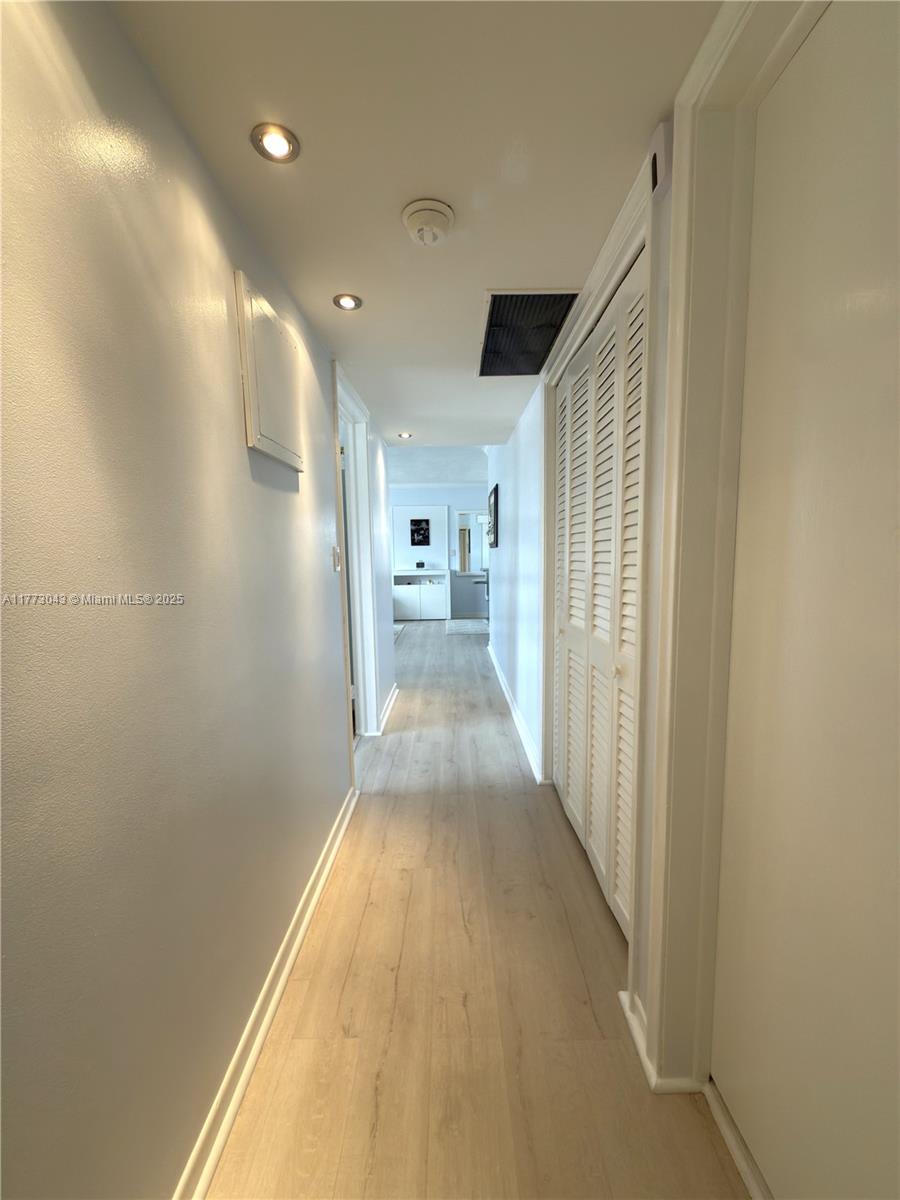 2340 Ne 9th St 210 Property Photo 9