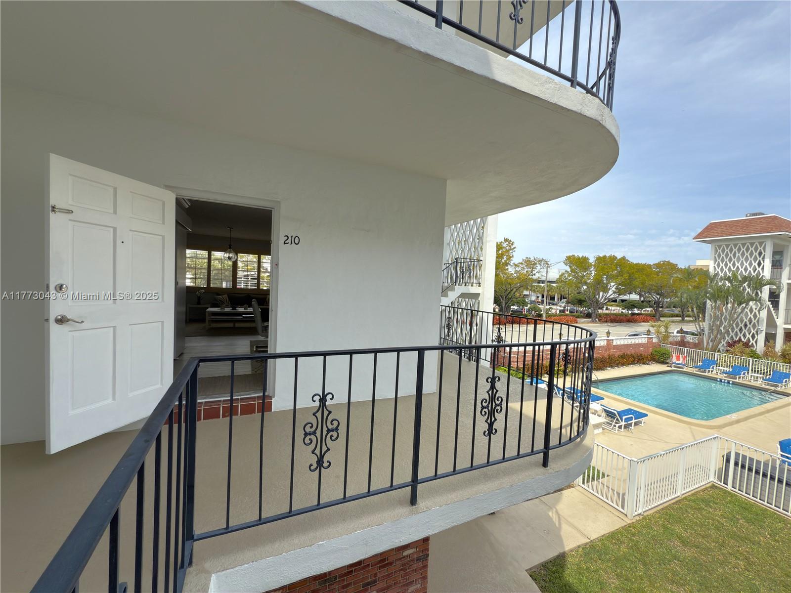 2340 Ne 9th St 210 Property Photo 17