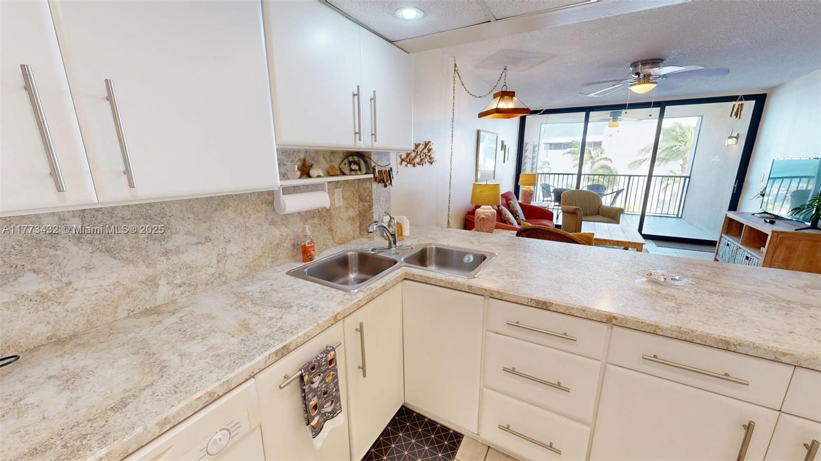 104350 Overseas Highway A-402 Property Photo 8