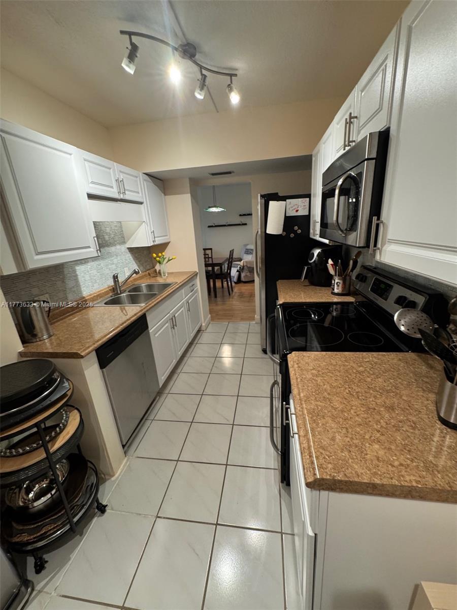 4330 Hillcrest Dr 304 Property Photo 2