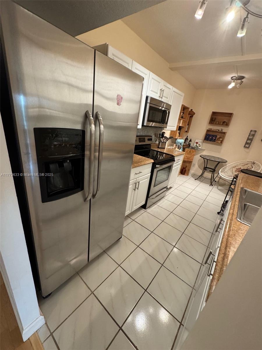 4330 Hillcrest Dr 304 Property Photo 3