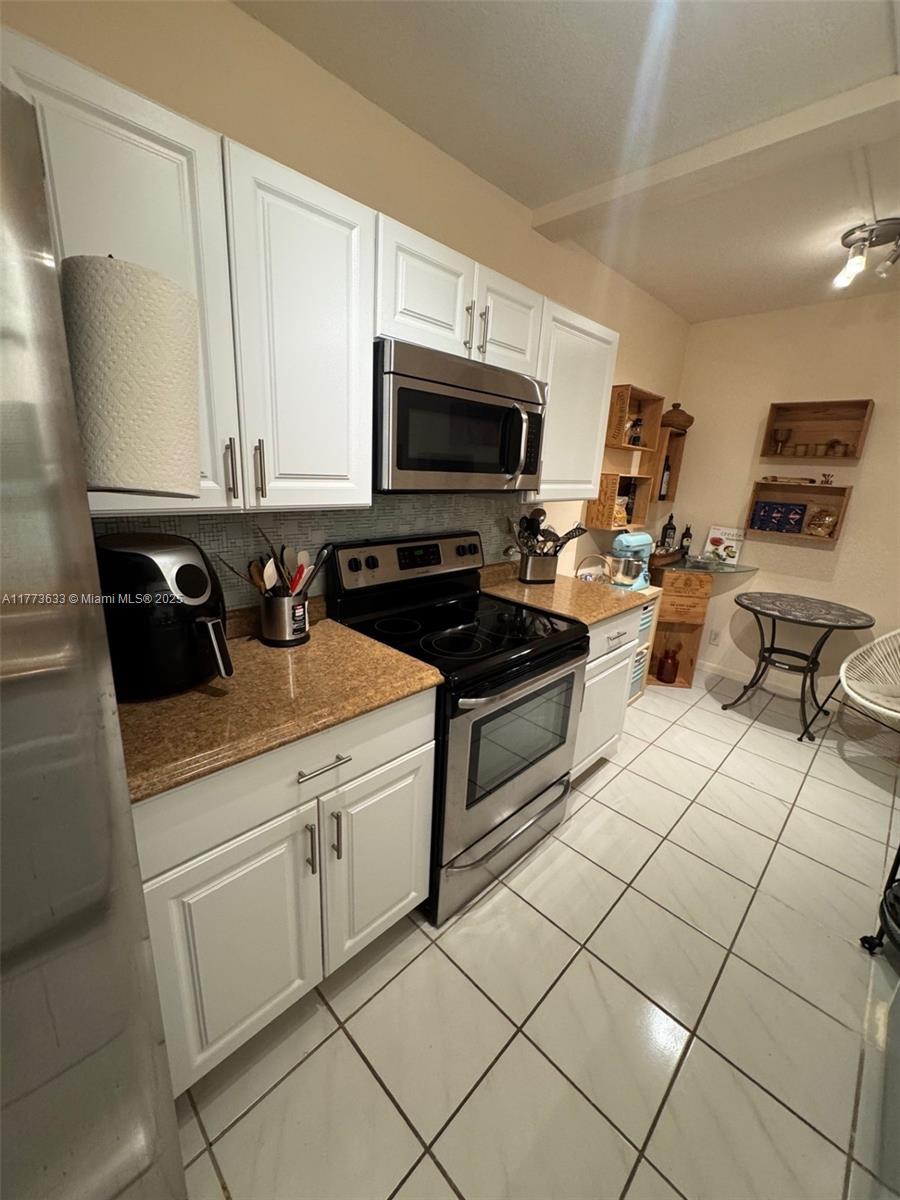4330 Hillcrest Dr 304 Property Photo 4
