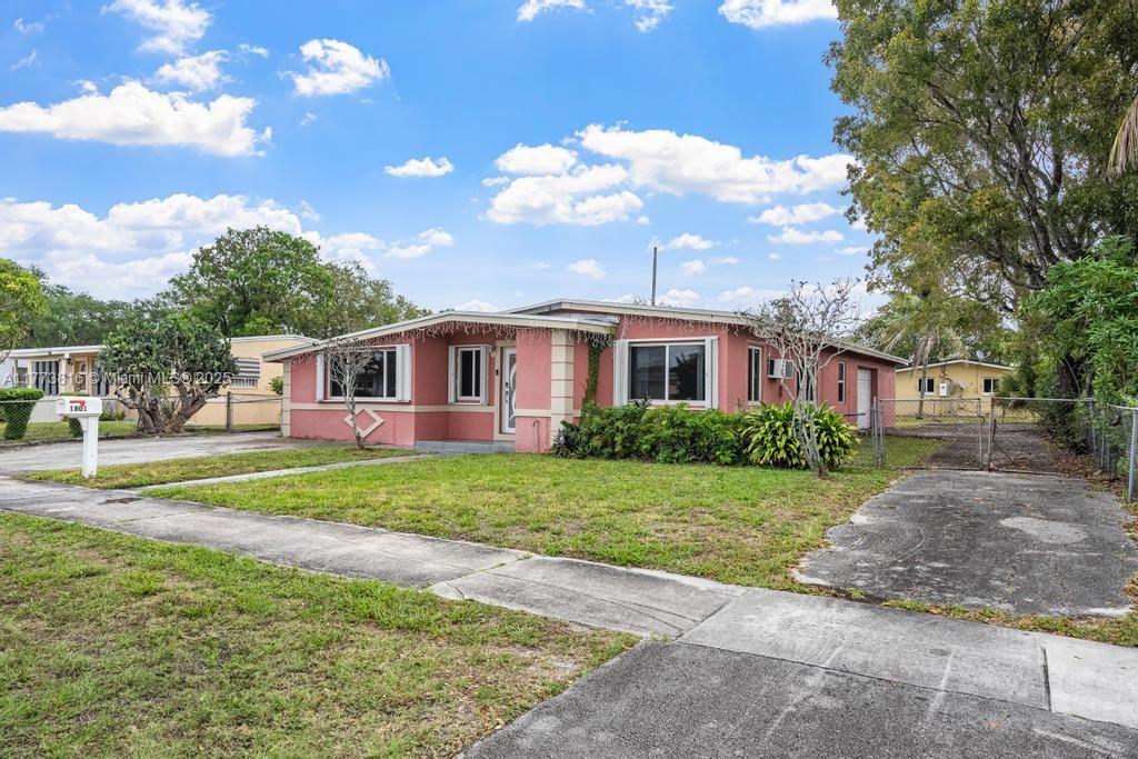 1801 Lauderdale Manor Dr Property Photo