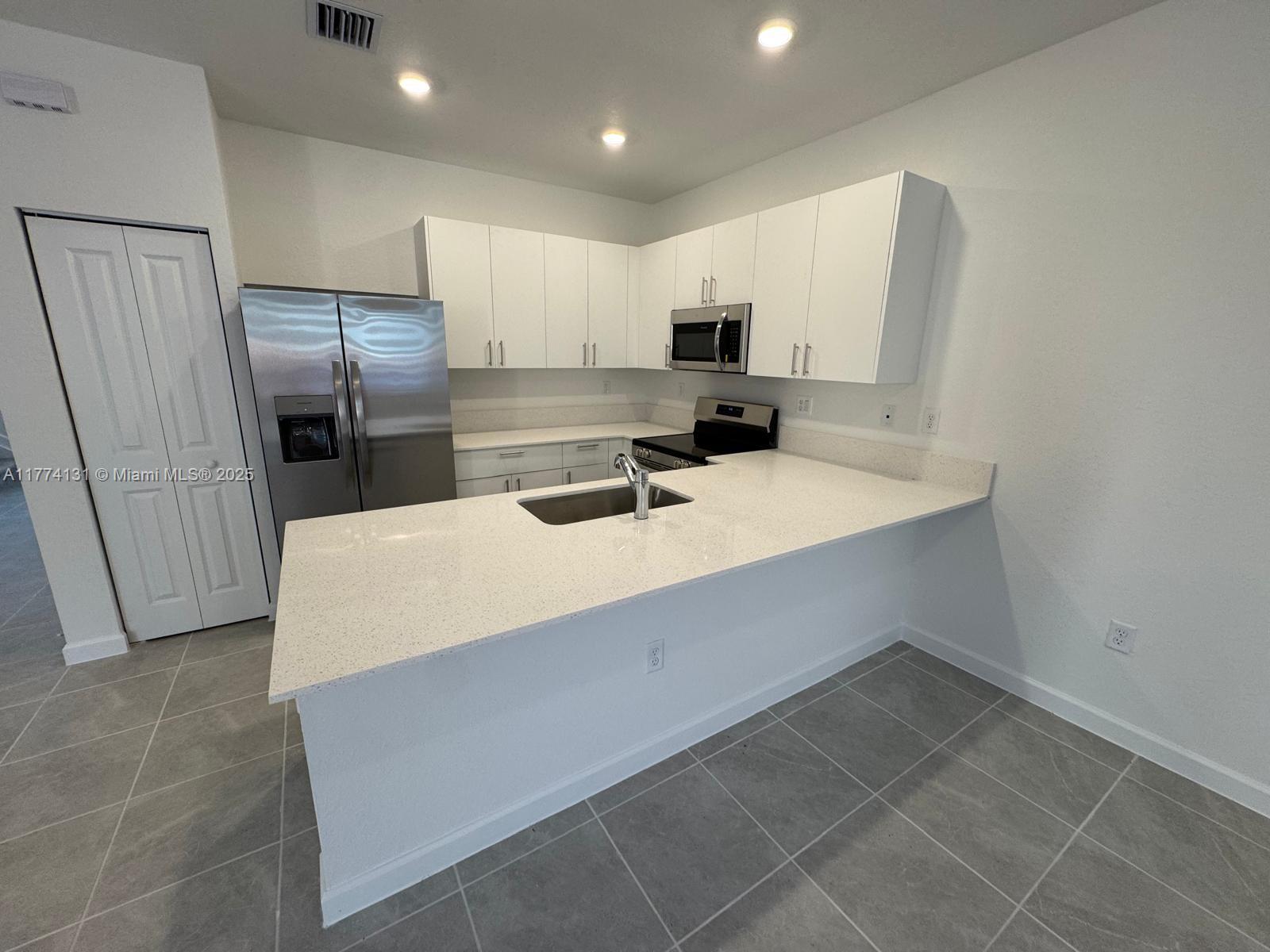 635 Se 13th St Cir . Property Photo 6