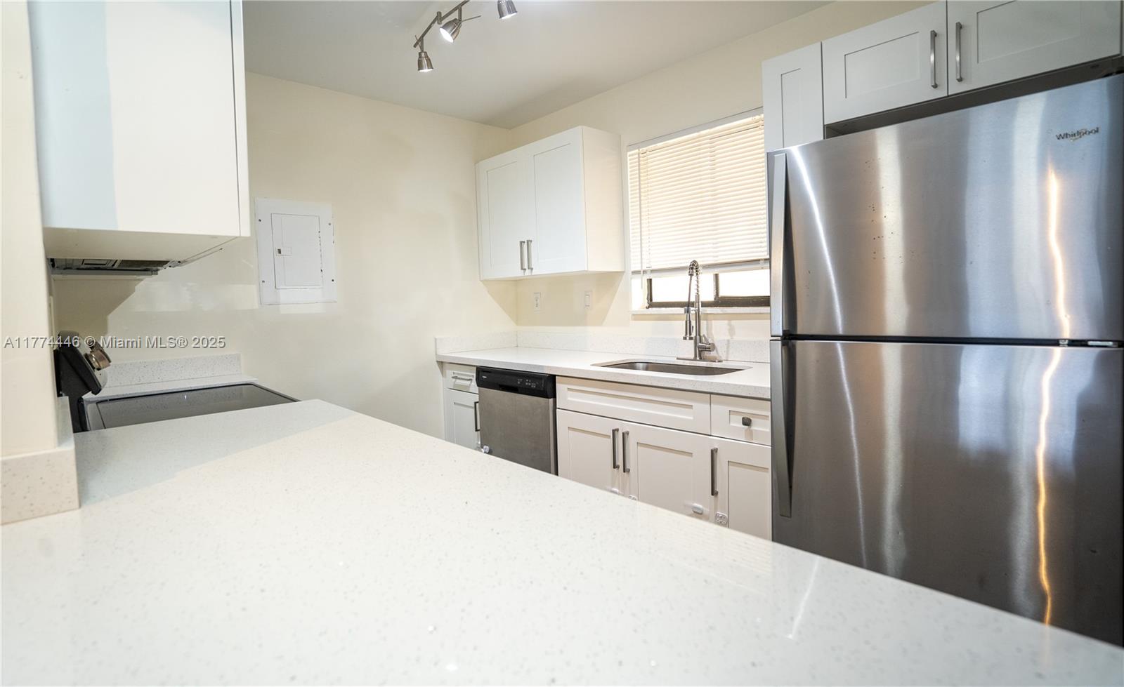 185 Lakeview Dr 102 Property Photo 2