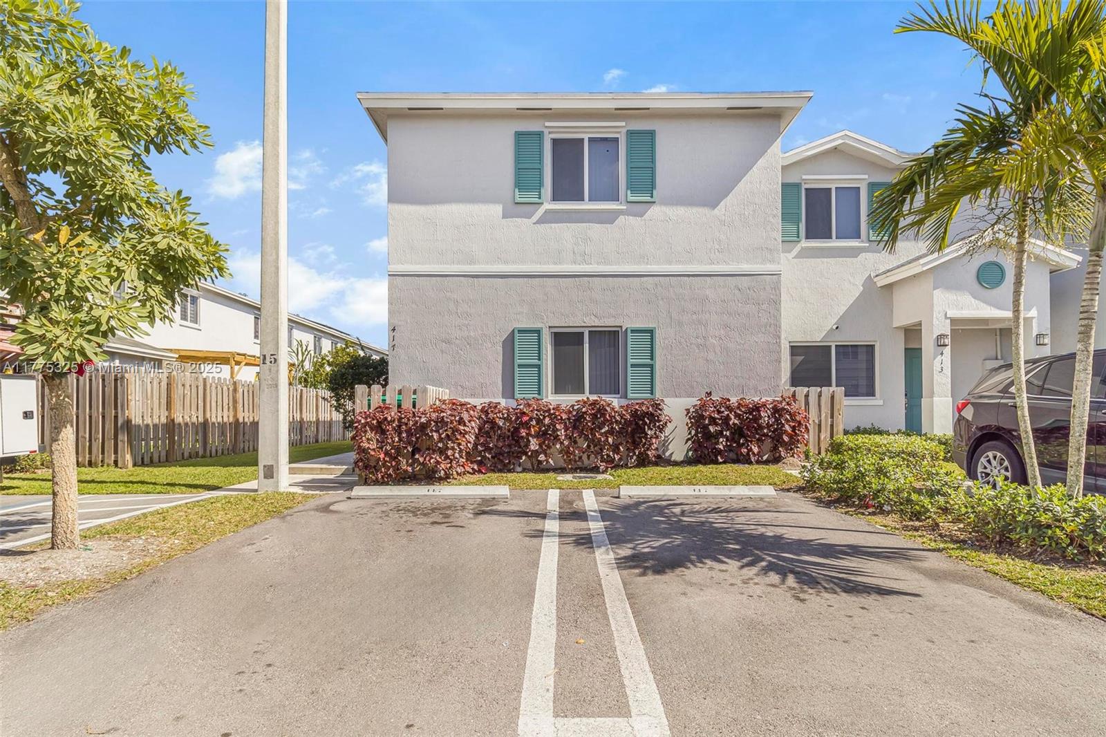 417 Nw 12th Pl # Property Photo 1