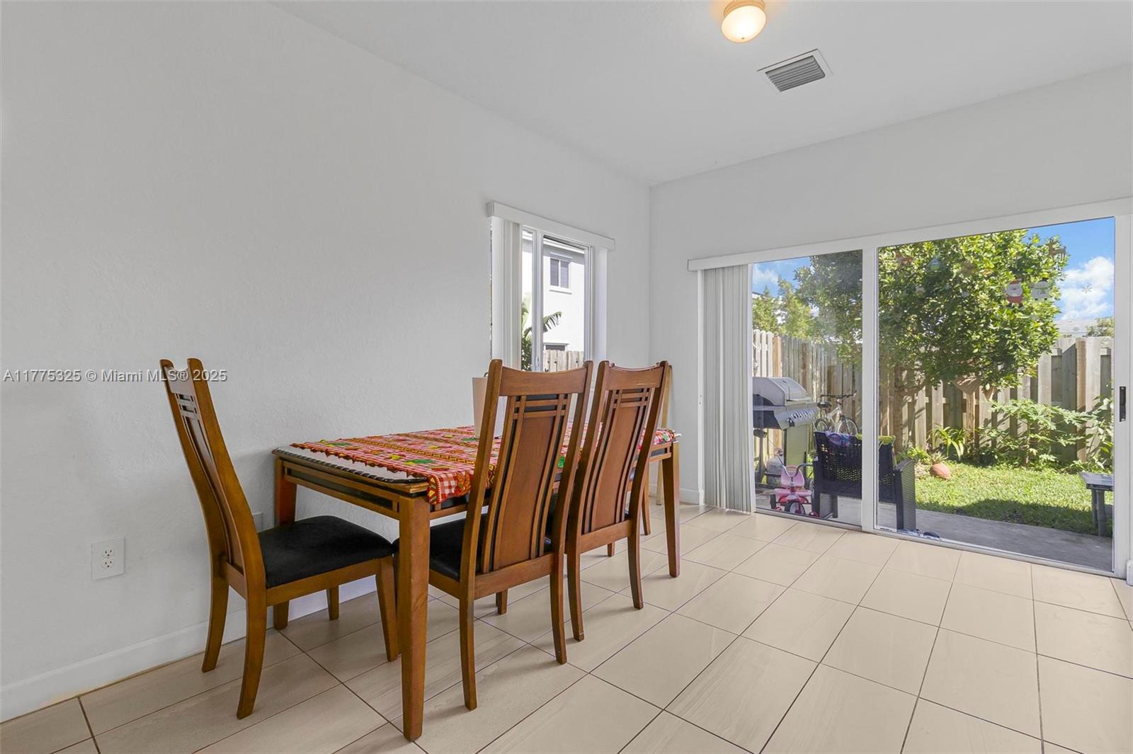 417 Nw 12th Pl # Property Photo 7