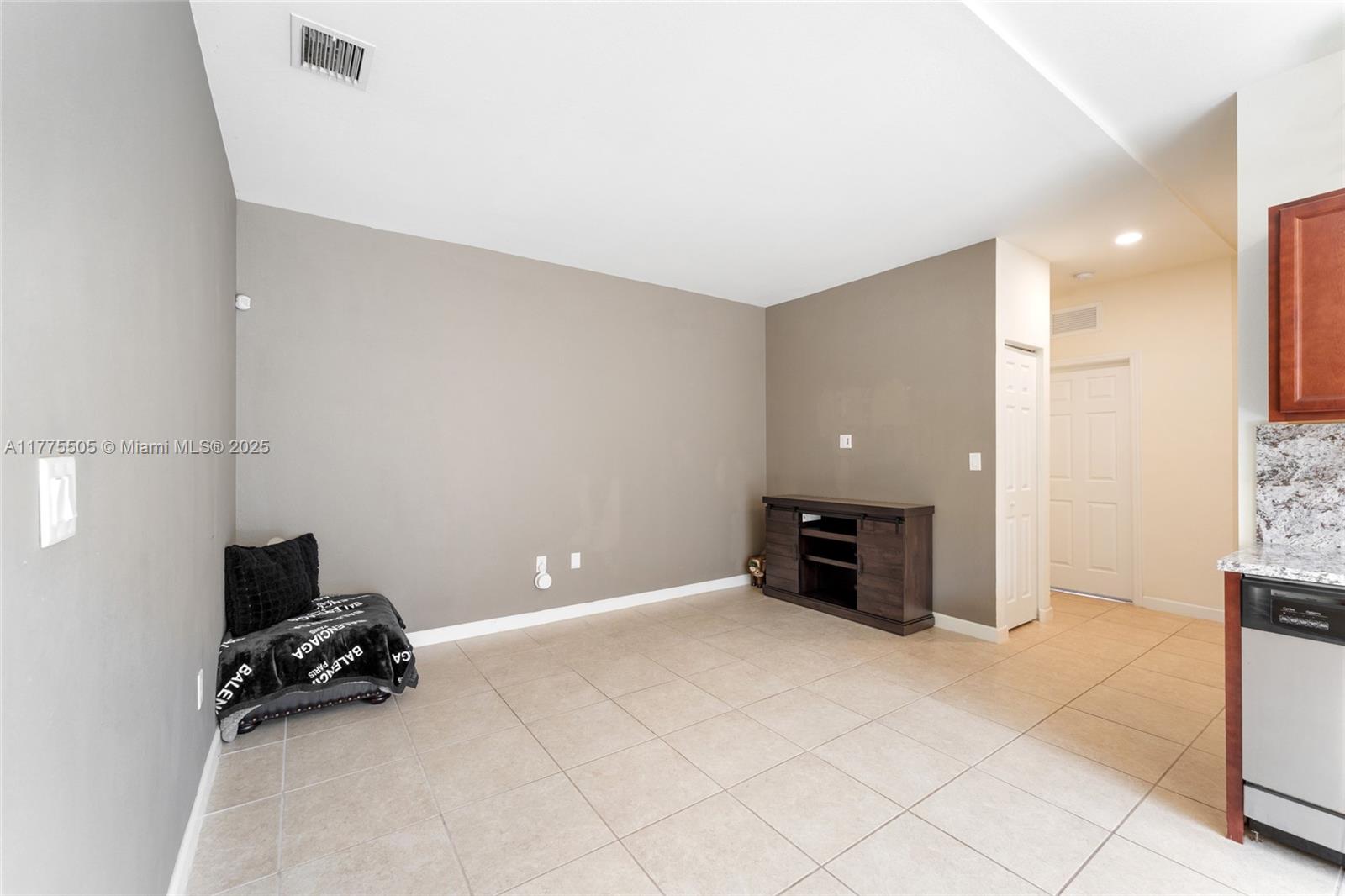 185 Se 34th Place Property Photo 15