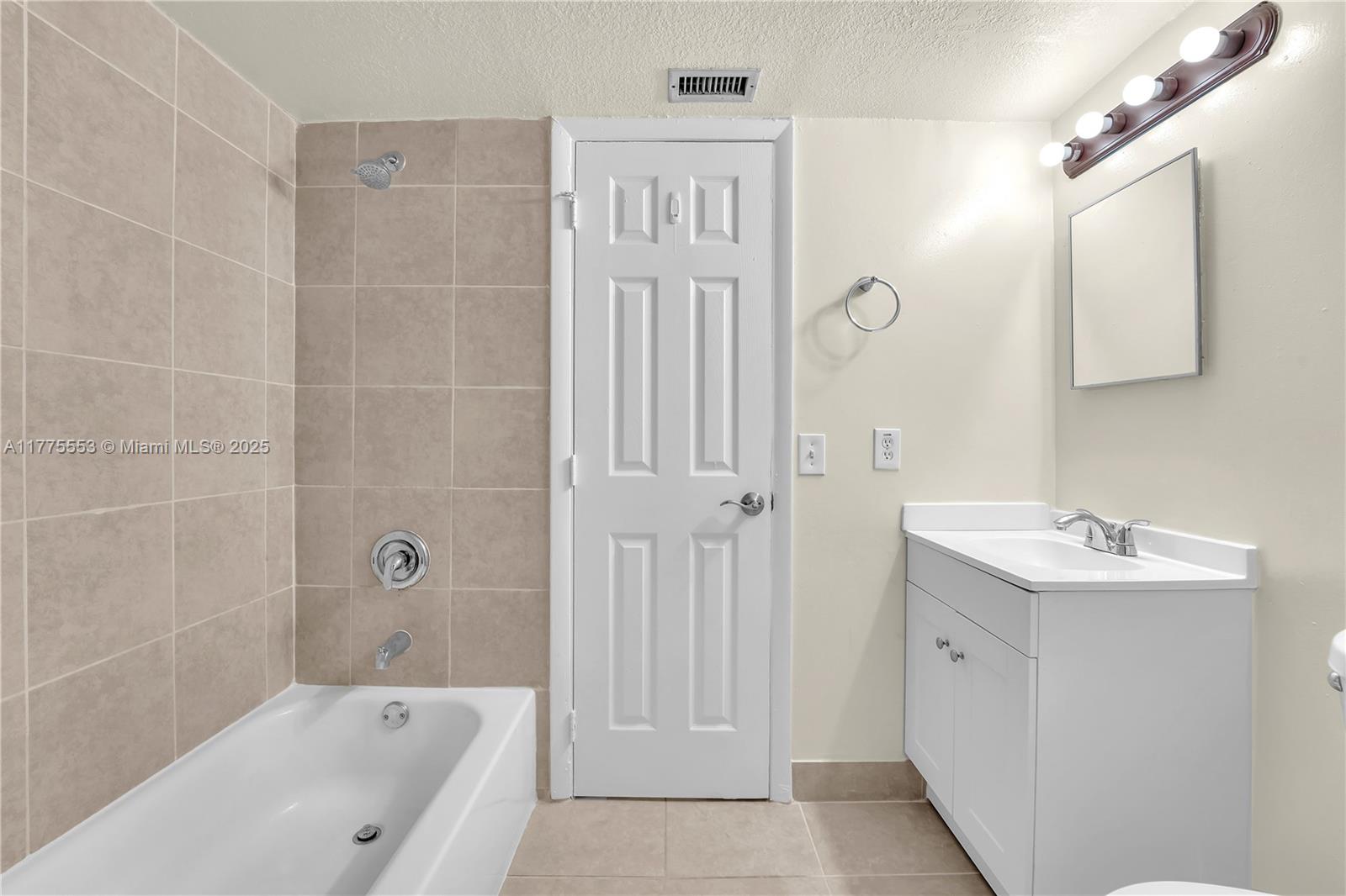 905 N Franklin Ave 905c Property Photo 12