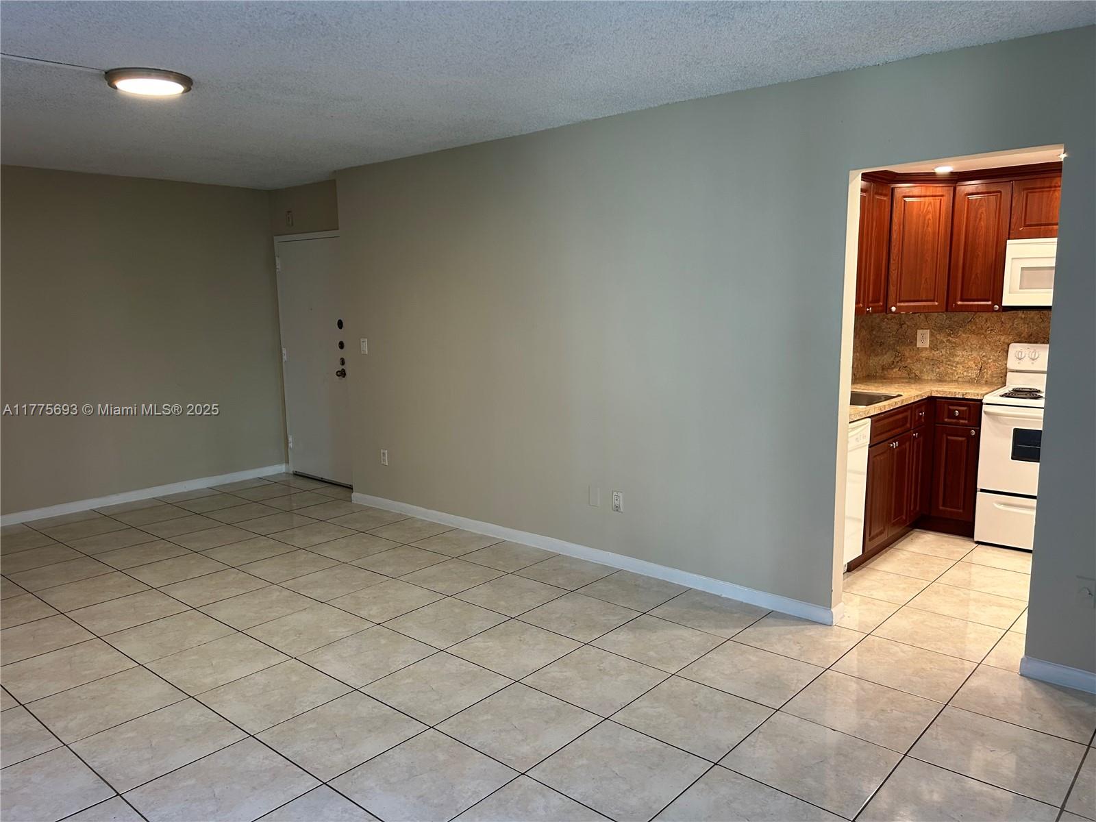 484 Nw 165th St Rd A-316 Property Photo 10