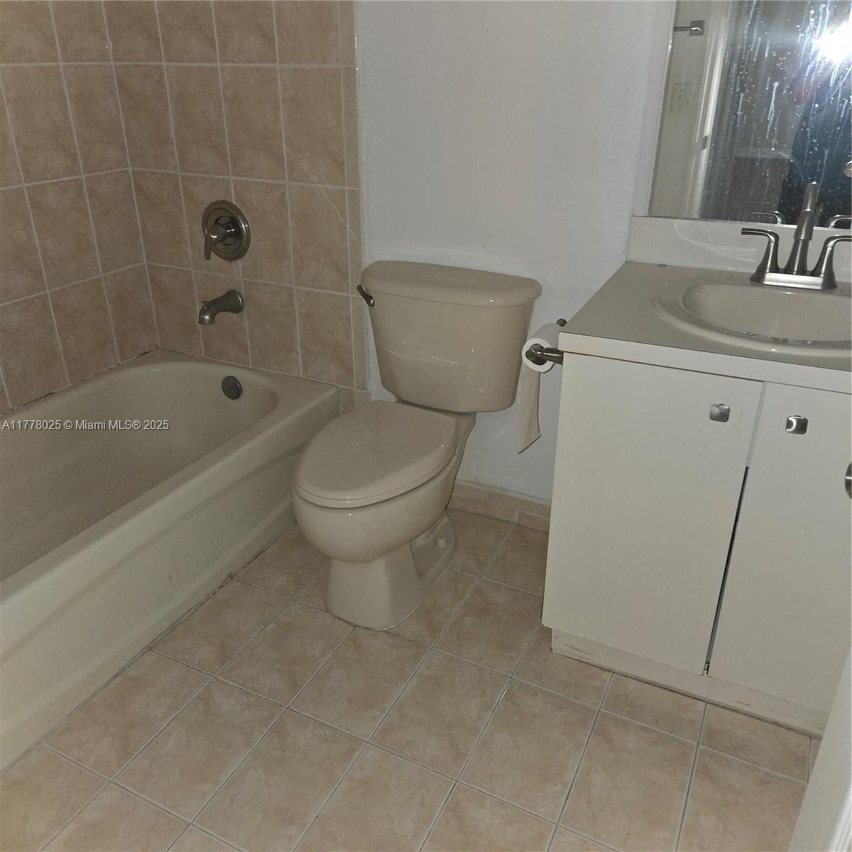 2665 Ne 4th St 203 Property Photo 3