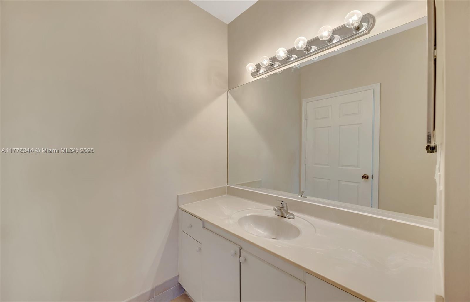 3274 Ne 11th Dr Property Photo 16