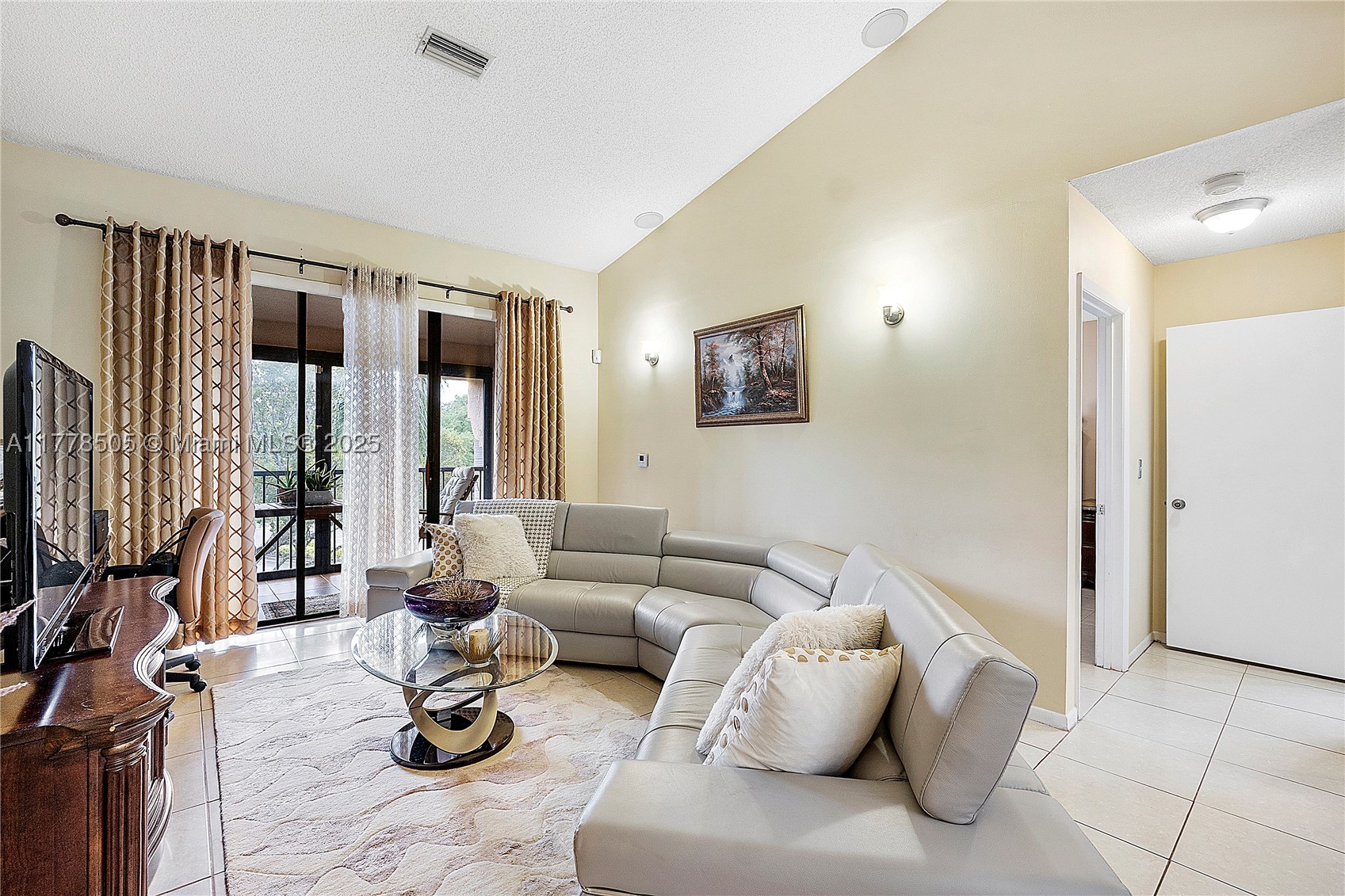 4101 E Coral Tree Cir 313 Property Photo 6