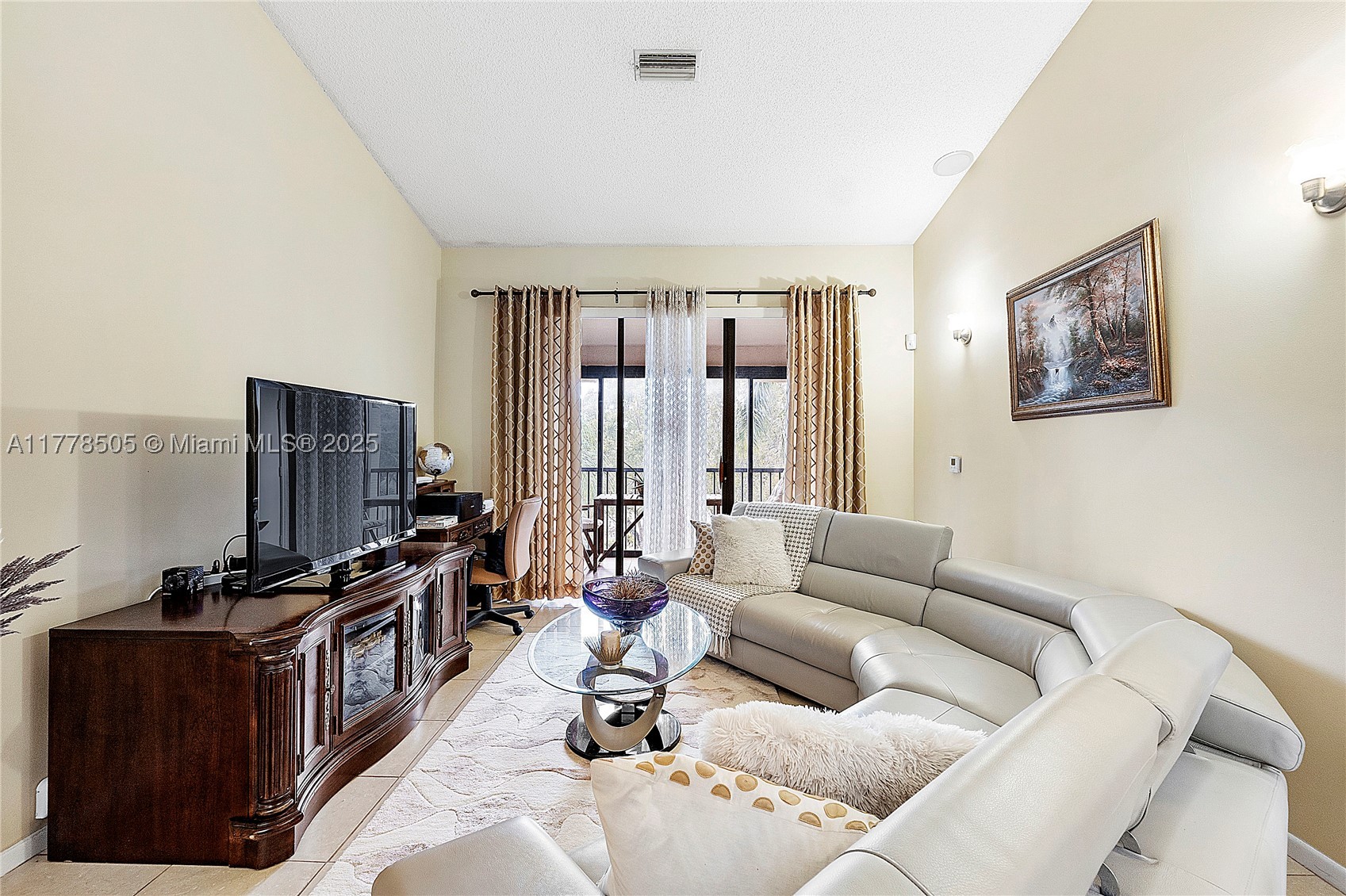4101 E Coral Tree Cir 313 Property Photo 9